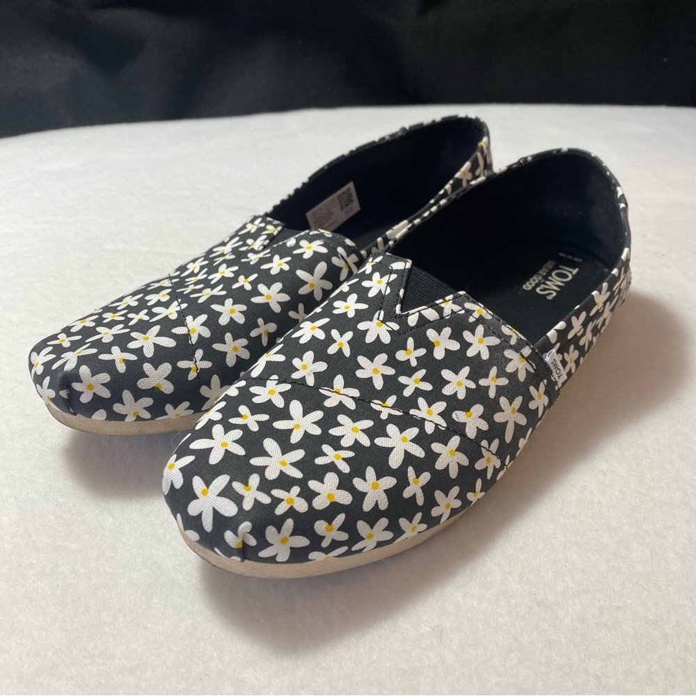 Toms Belmont Women’s 10W Sun Daisies Slip On Flats Black White Daisy Summer